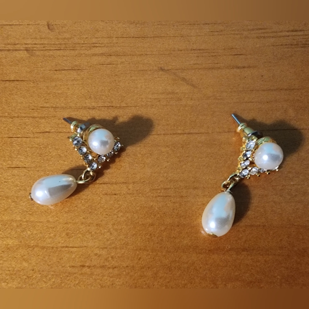 Elegant Gold and Pearl Jewelry Set - Picture 7 of 10